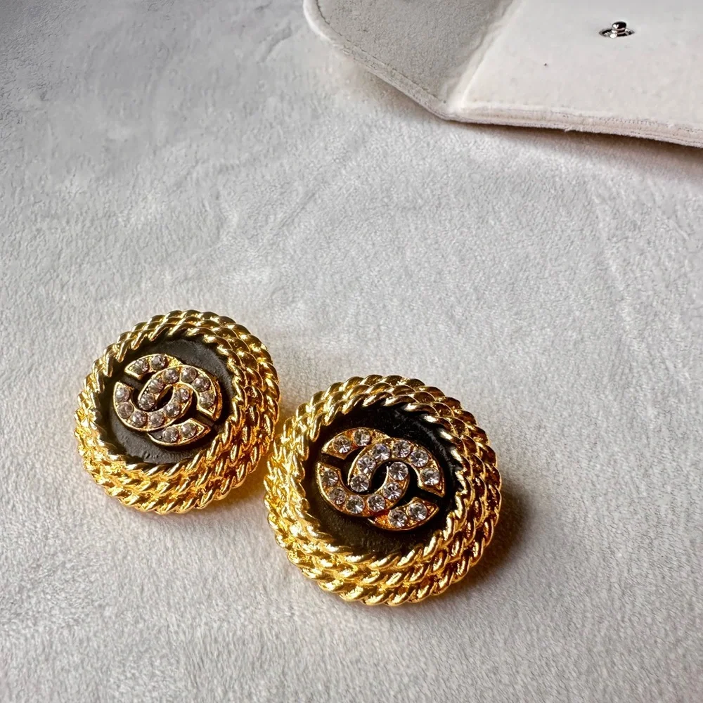 Like New ✨CHANEL vintage gold plated earrings ,crystal CC.